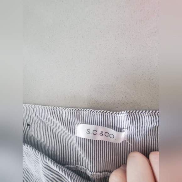 S.C. & CO. Beau bermudas rayé de couleur bleu-gris et blanc - Picture 4 of 8